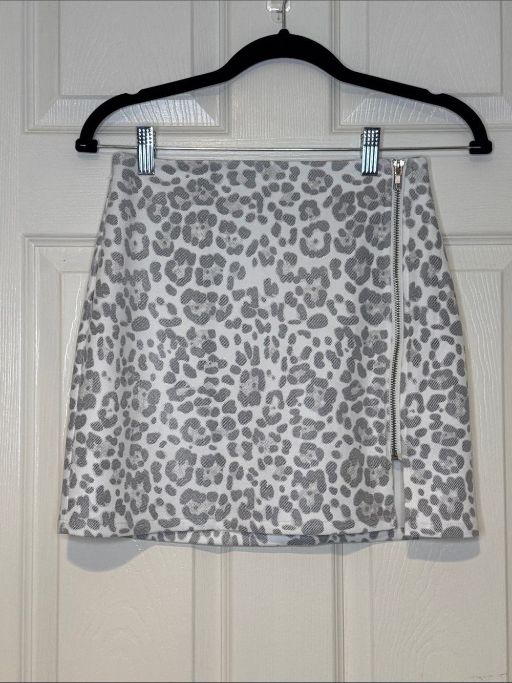 Le Lis White and Gray Leopard Print Mini Skirt with Side Zip